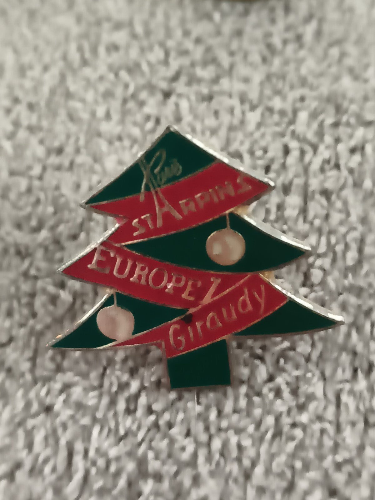 Pin's vintage sapin Europe Giraudy St Arrins vert rouge émaillé (Ref 10)
