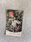 Carte postale Bonne Année fillette fleurs timbre CPA début XXe