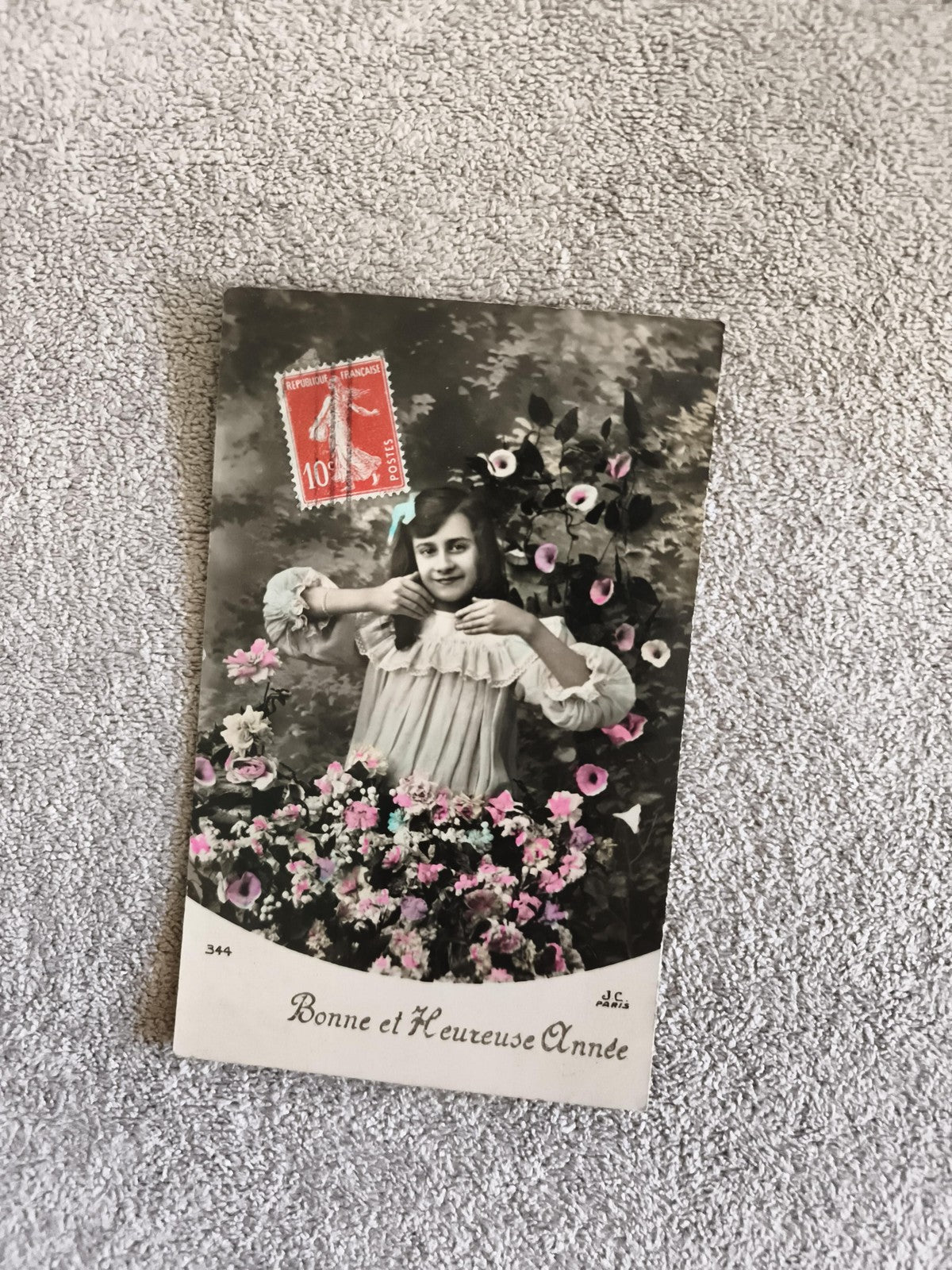Carte postale Bonne Année fillette fleurs timbre CPA début XXe