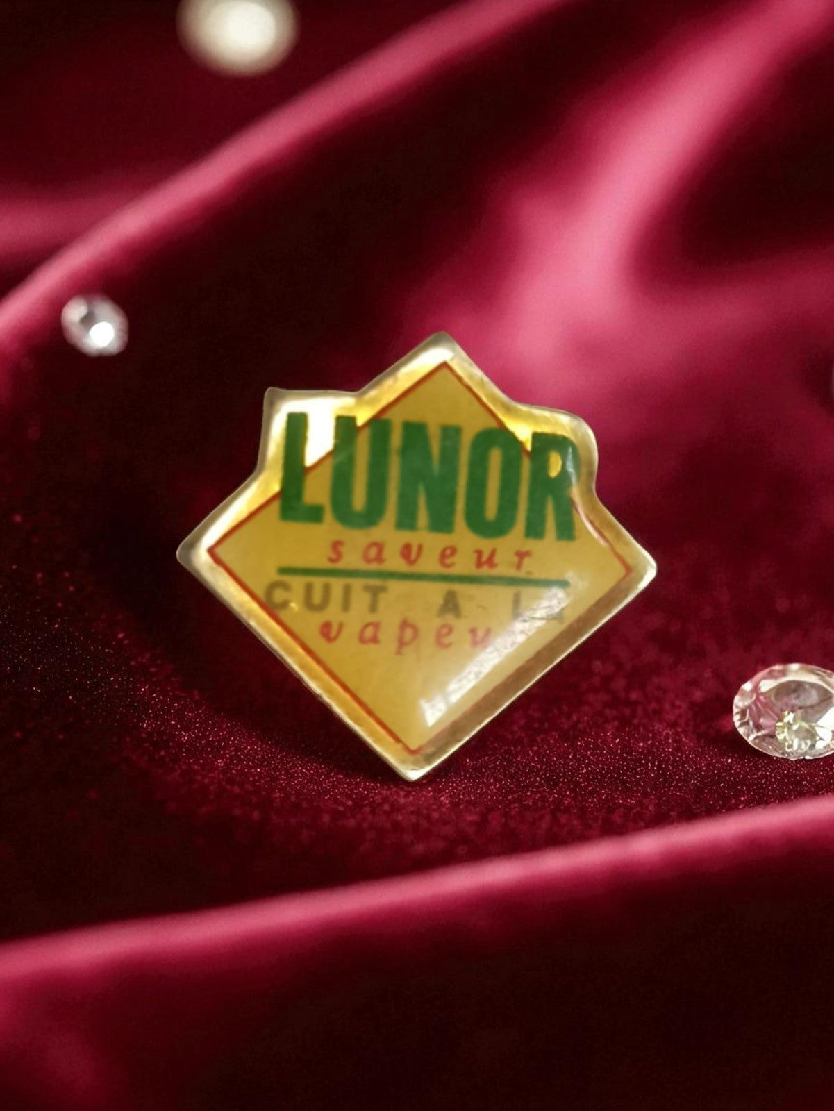 Pin's publicitaire vintage Lunor saveur badge rétro années 90 jaune vert