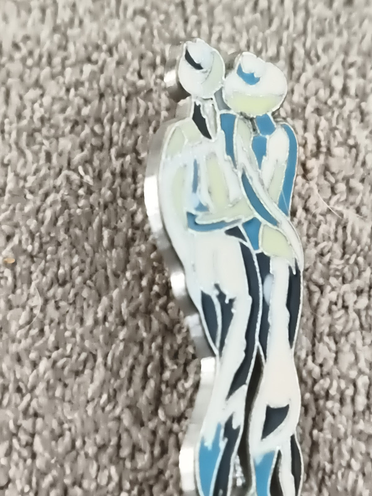 Pin's vintage couple stylisé chapeaux émaillé bleu blanc rétro (Ref 5)