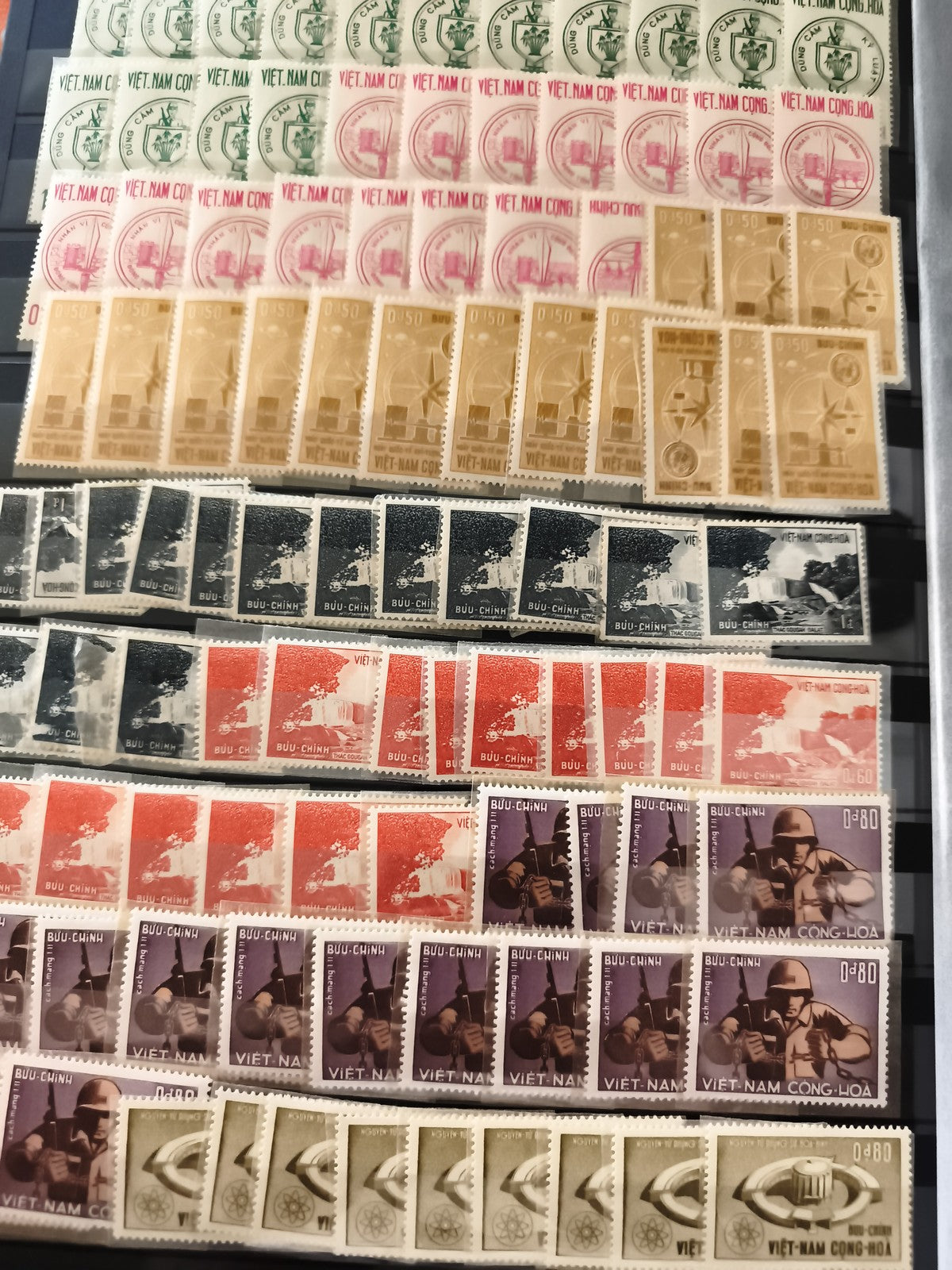 Timbres Vietnam guerre Indochine Buu Chinh lot thématiques soldats véhicules