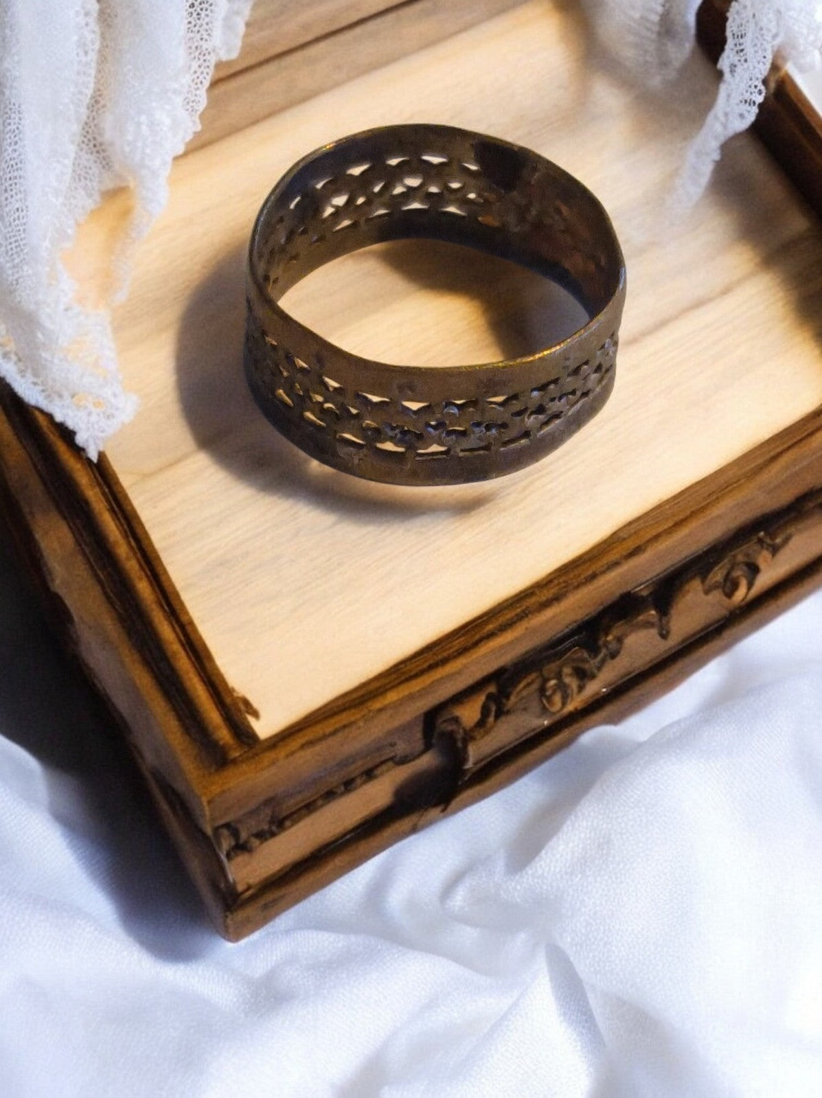 Bague ajourée laiton style Art nouveau XIXe, anneau large décor floral, taille 5