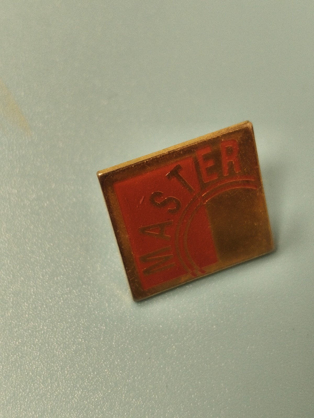 Pin's vintage carré MASTER rouge doré ancien collection badge rétro (Ref 14)