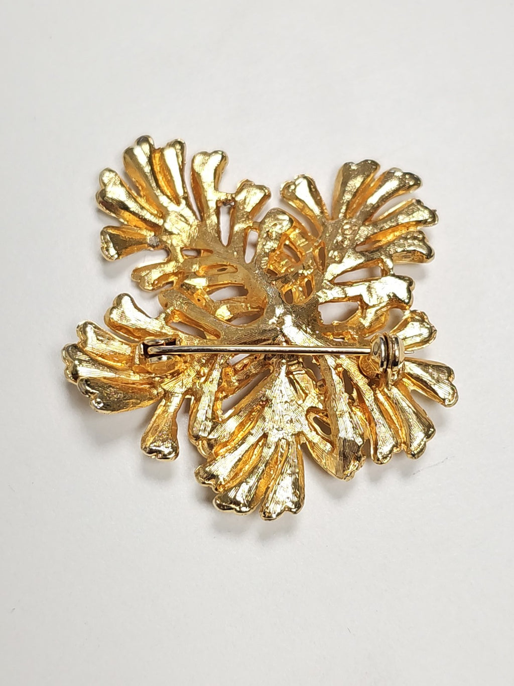 Broche ancienne vintage en métal doré, bijou rétro collection ou costume