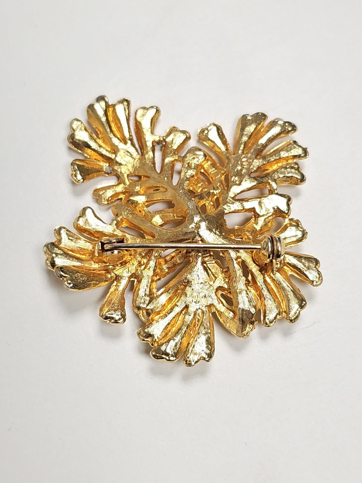 Broche ancienne vintage en métal doré, bijou rétro collection ou costume