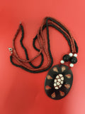 Collier vintage pendentif ovale noir rouge perles deadstock années 70 ethnique