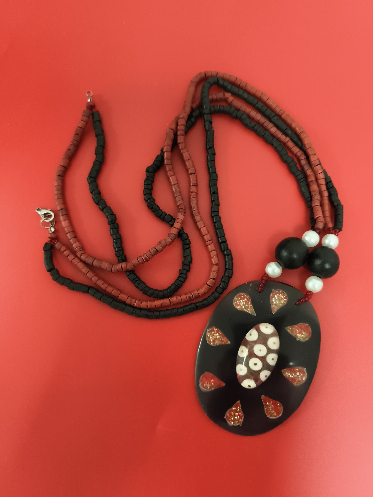 Collier vintage pendentif ovale noir rouge perles deadstock années 70 ethnique