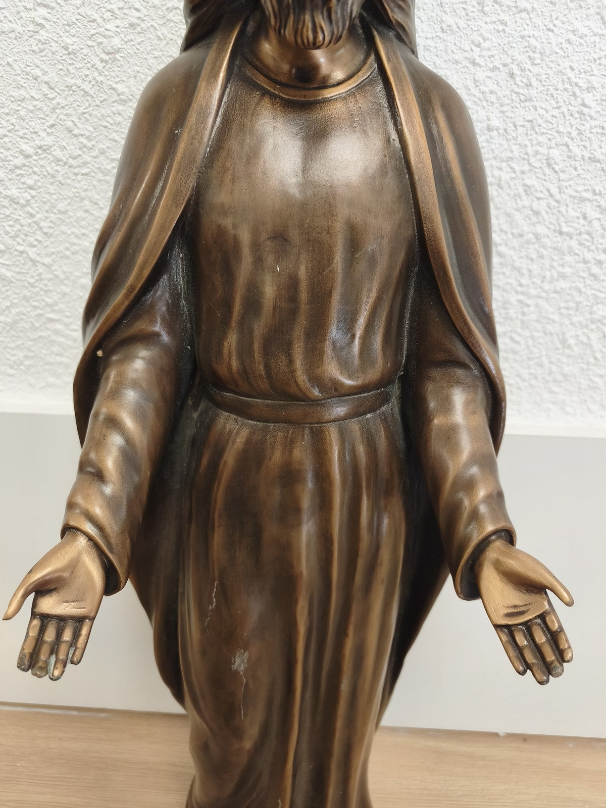 Importante statue du Christ Jésus en bronze creux, patine brune, mains ouvertes