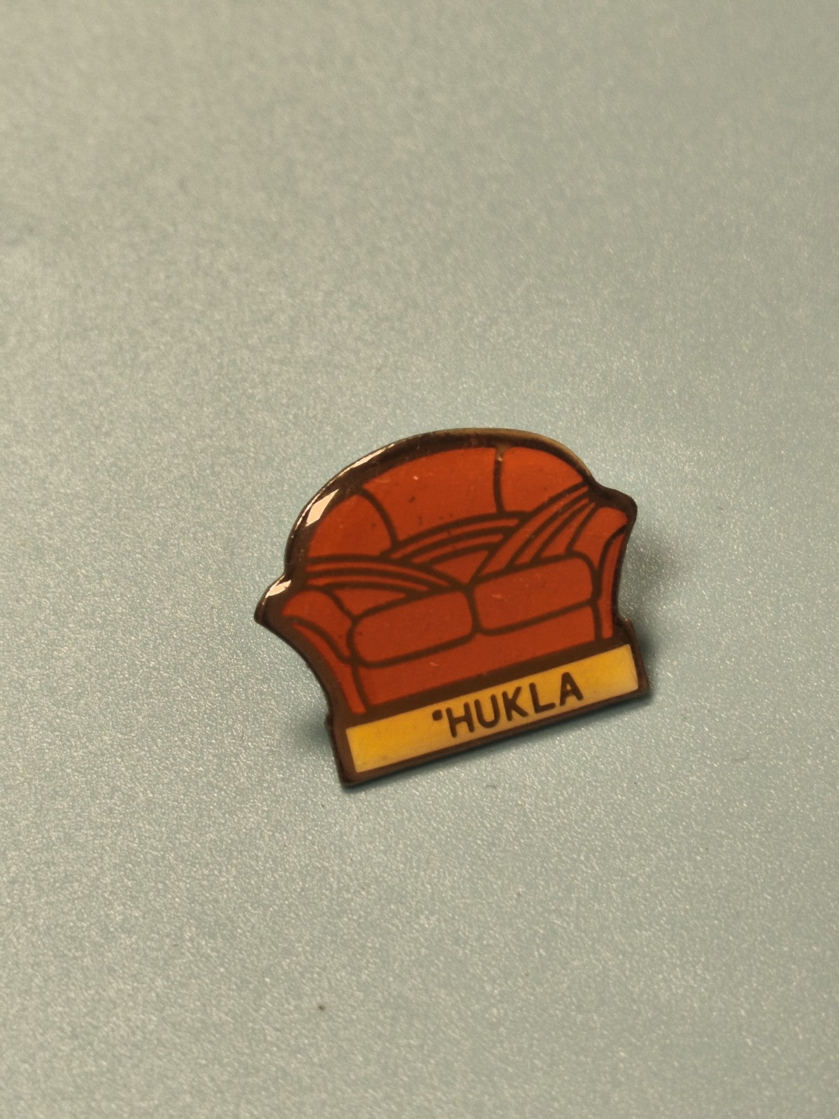 Vintage pin's HUKLA canapé orange publicitaire collection rétro déco
