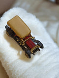 Voiture miniature ancienne style rétro, toit beige, finition dorée vintage