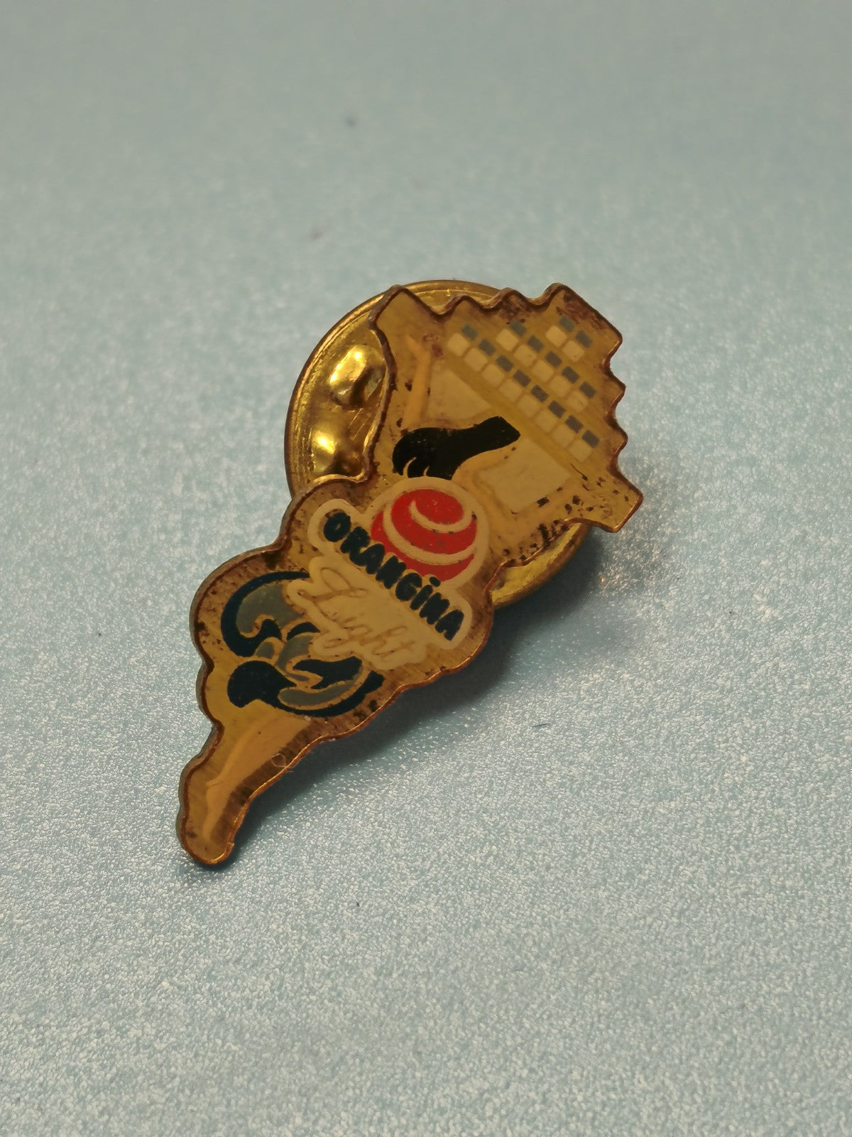 Vintage pin's Orangina Light publicitaire forme bouteille jaune rétro collection