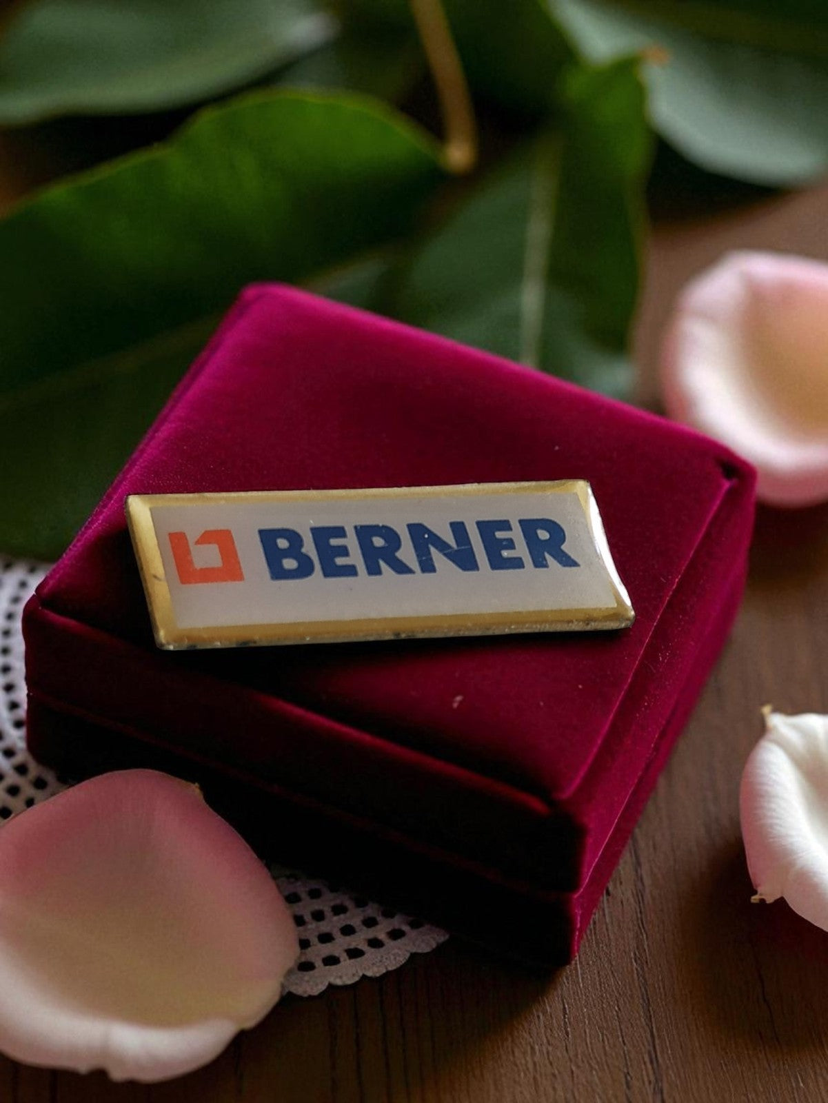 Pin's publicitaire Berner vintage années 80 logo rectangulaire rare