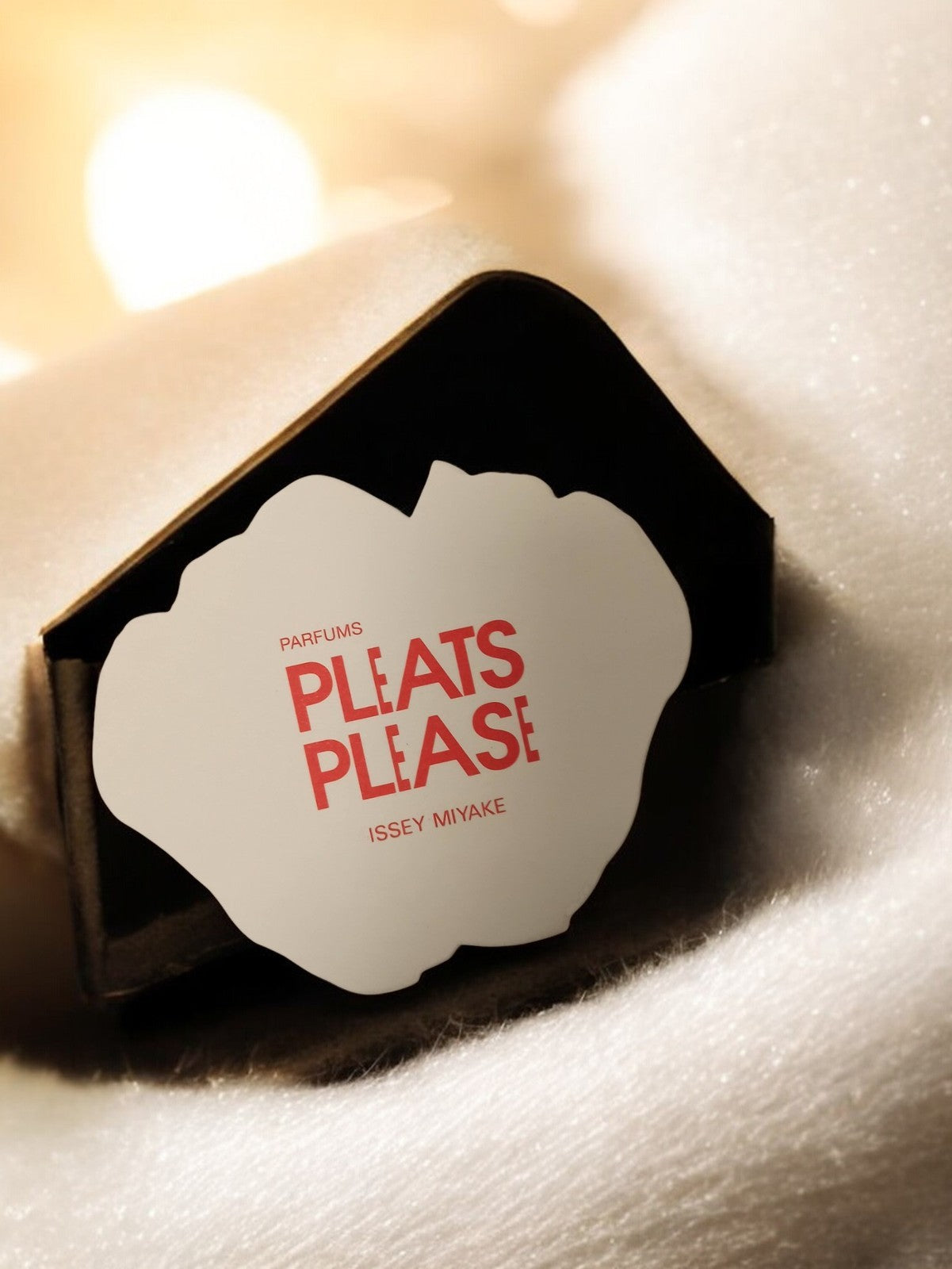Carte parfumée ancienne Issey Miyake Pleats Please, objet publicitaire rétro
