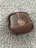 Pin's vintage casquette SD marron, badge baseball rétro (Ref 7)