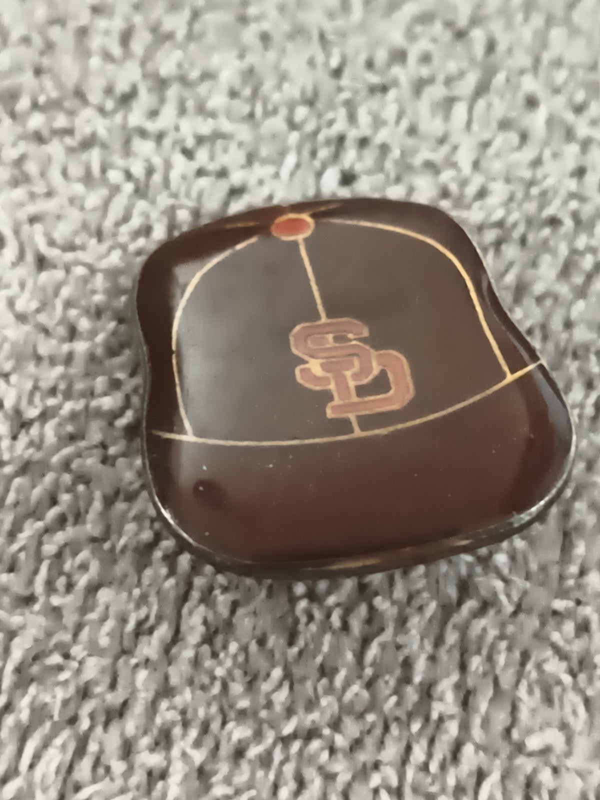 Pin's vintage casquette SD marron, badge baseball rétro (Ref 7)