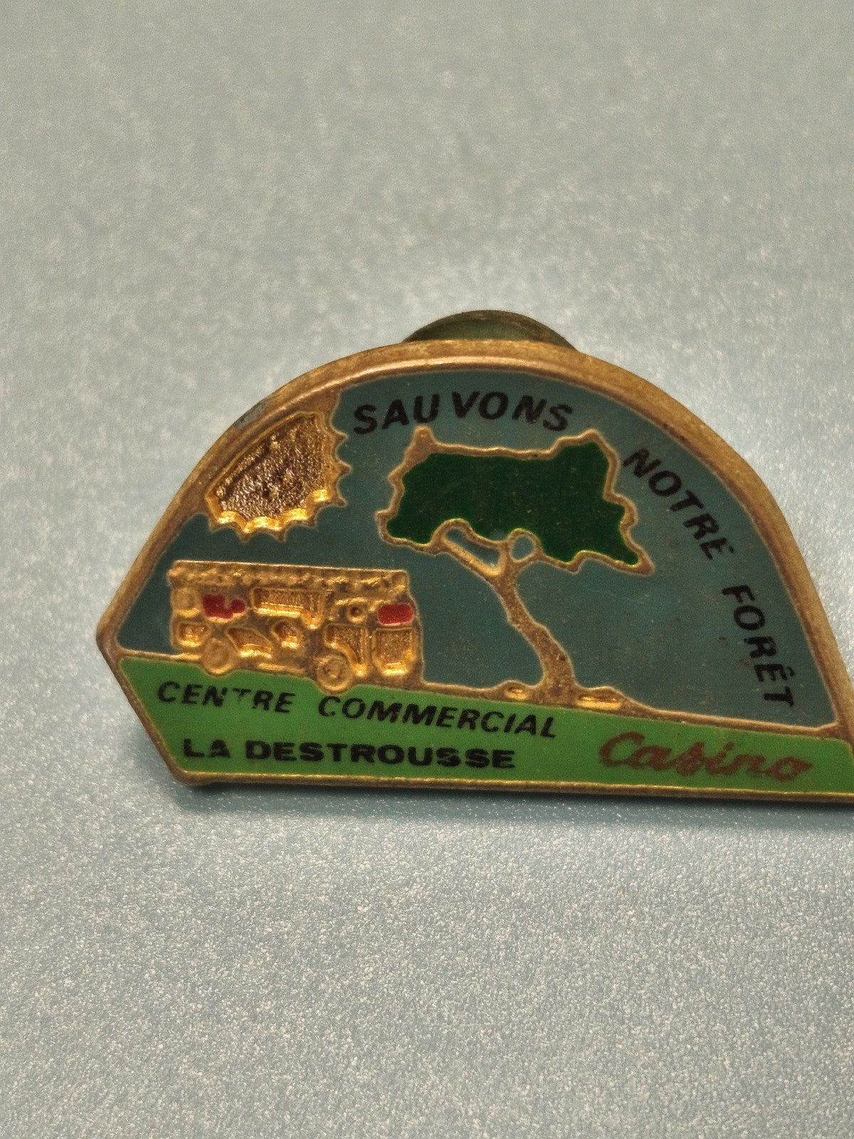 Vintage pin's Casino La Destrousse forêt émaillé vert ancien collection ref 10
