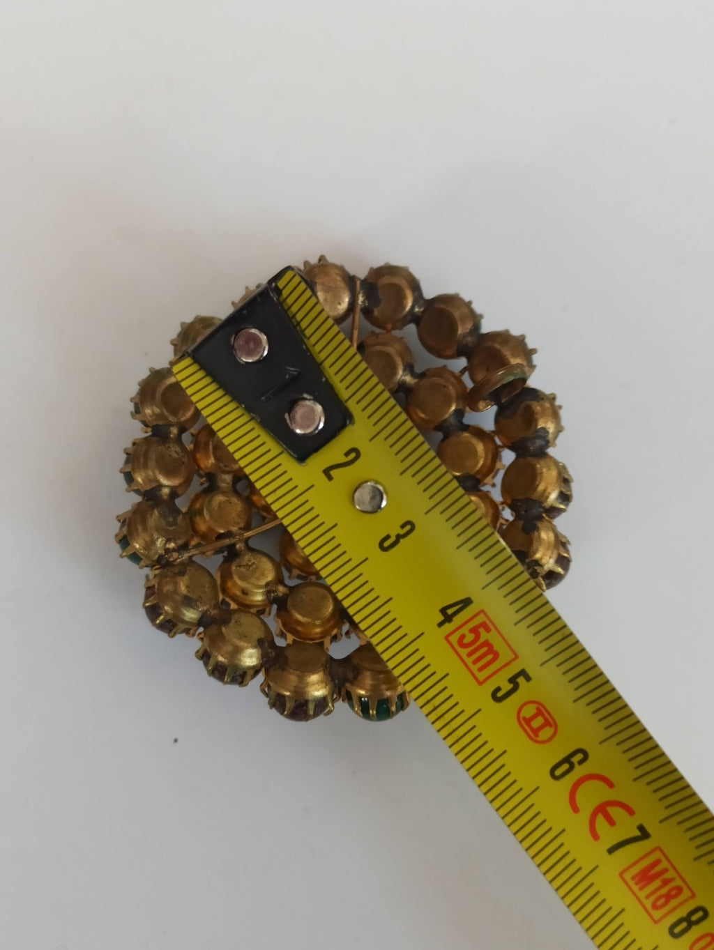 Broche vintage ronde cabochons vert bordeaux dorure métal rétro bijou ancien