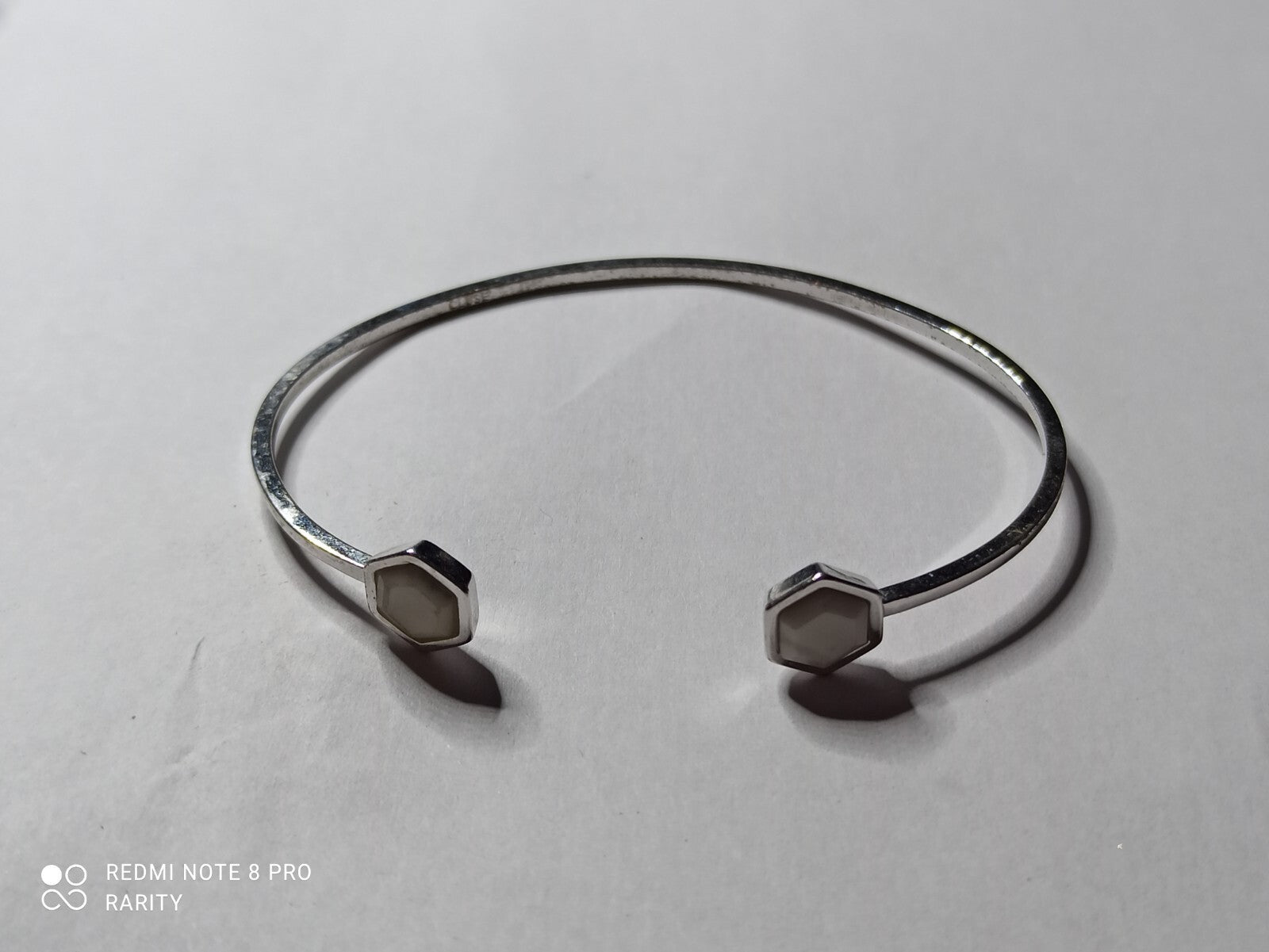 Bracelet jonc femme Cluse finition argentée extrémités hexagonales
