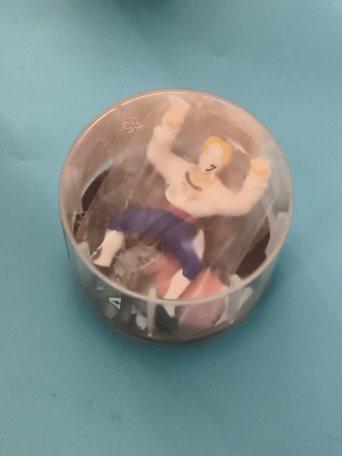 Figurine Street Fighter capsule gashapon personnage blond tenue blanche violet