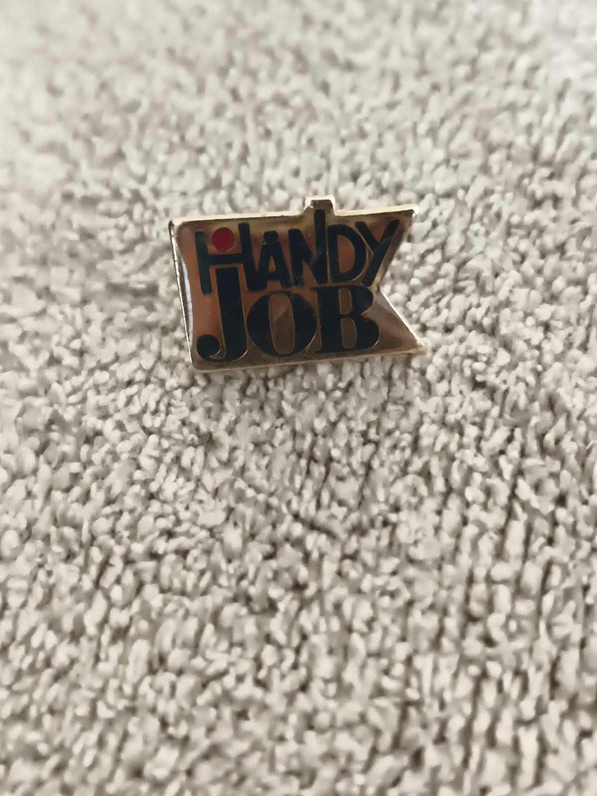 Pin's vintage HANDY JOB logo géométrique aspect doré badge rétro (Ref 5)
