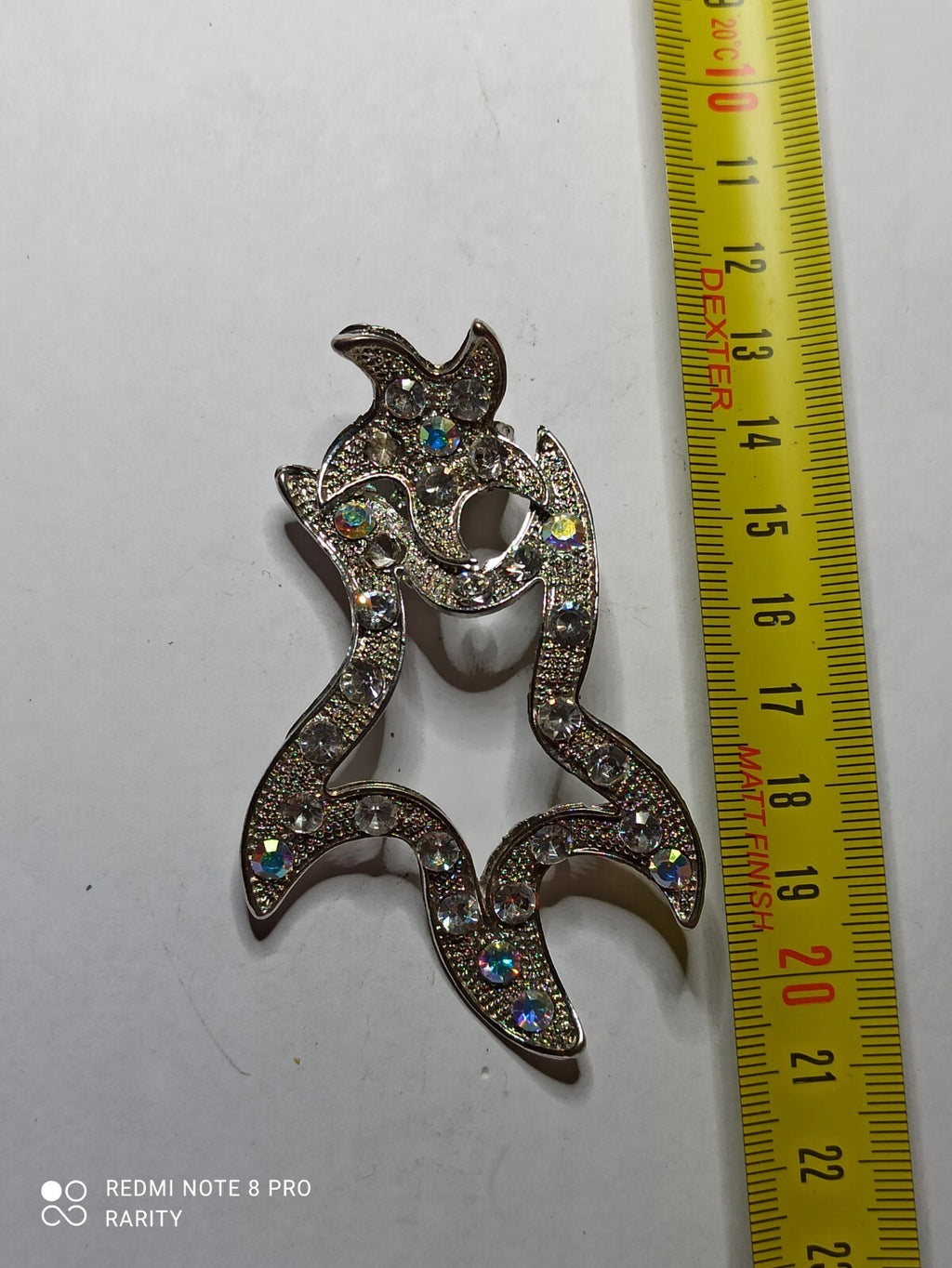 Broche vintage stylisée relief, épingle fantaisie strass scintillants