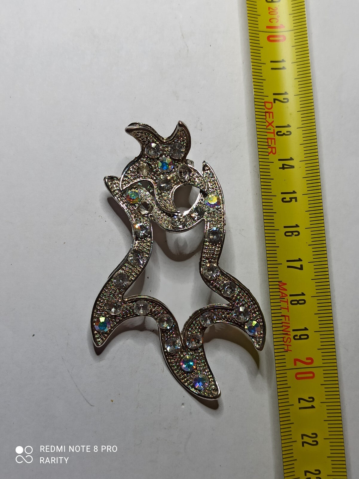 Broche vintage stylisée relief, épingle fantaisie strass scintillants