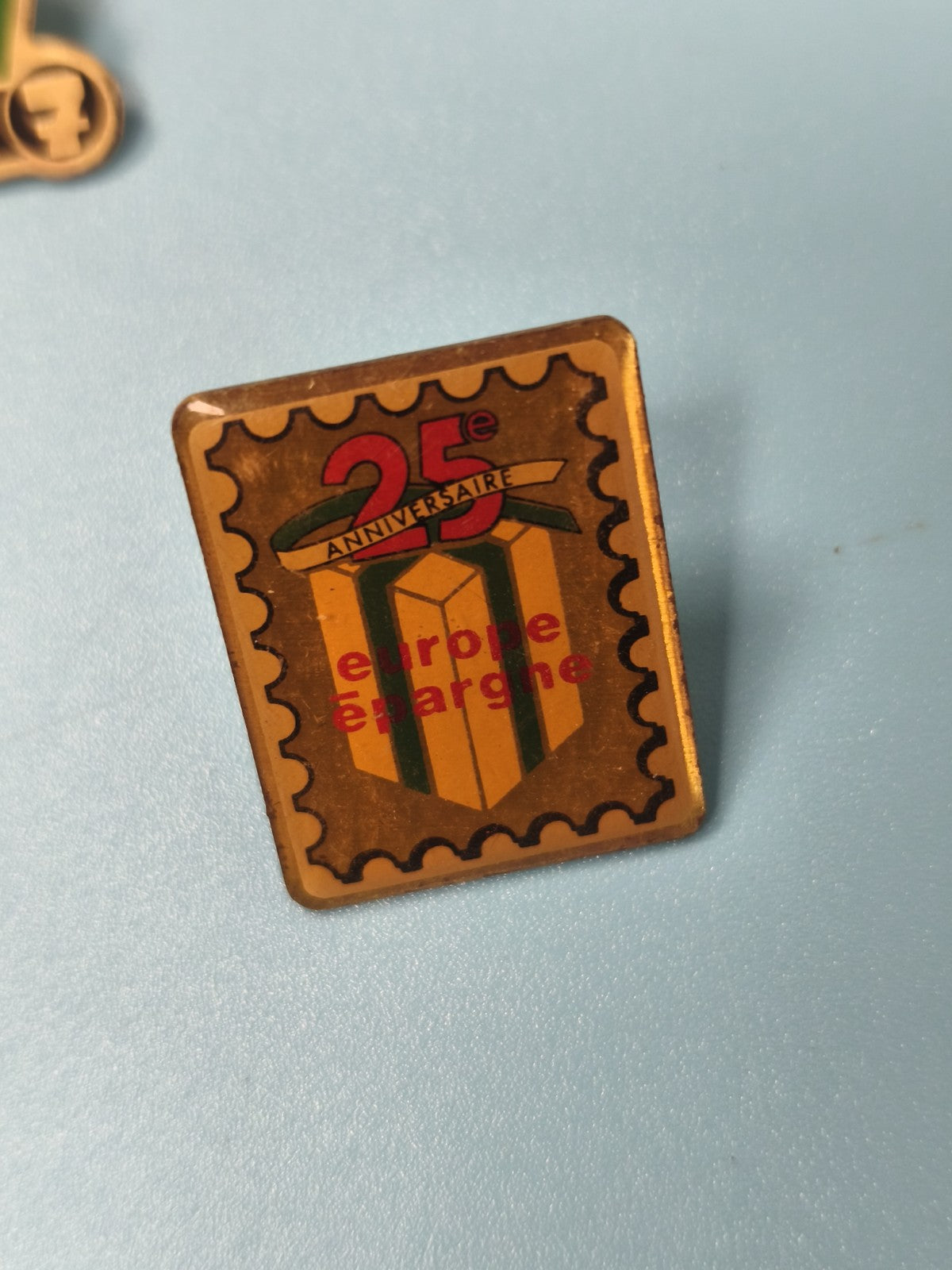 Vintage pin's Europe Epargne 25e anniversaire, forme timbre, collection banque