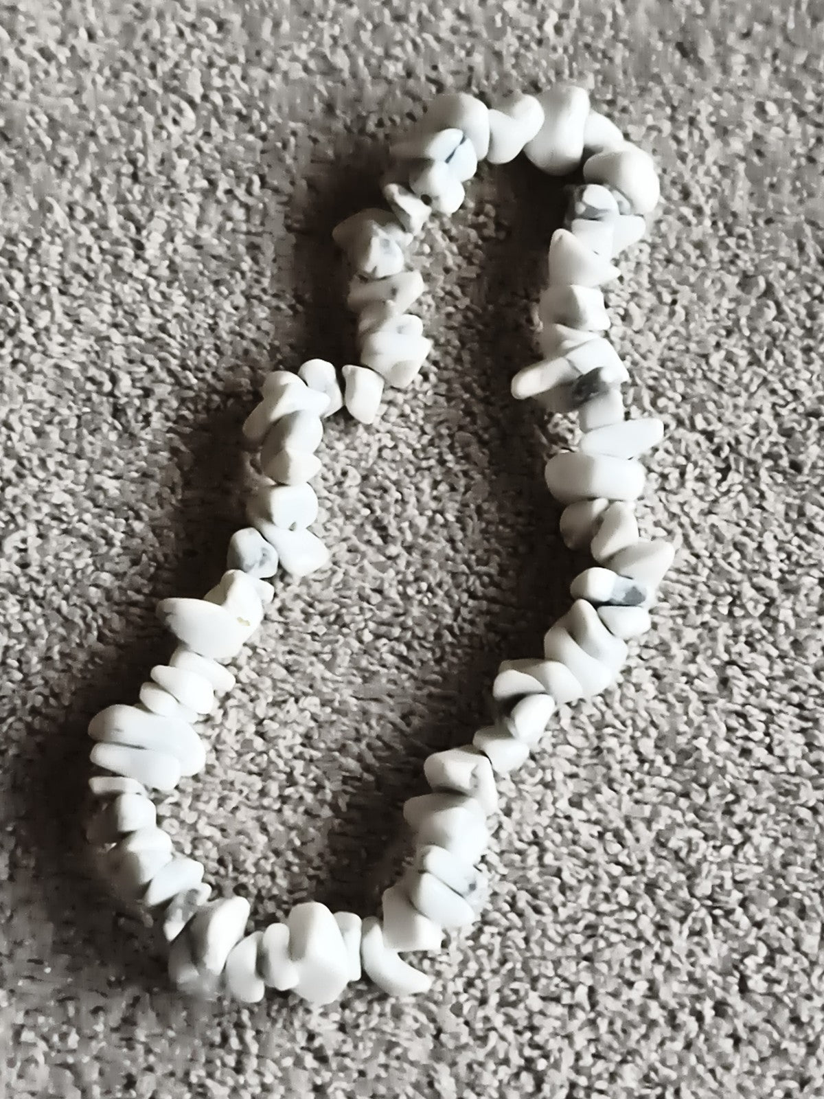 Bracelet élastique pierres naturelles blanches, perles irrégulières, style minér
