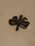 Broche vintage nœud strass aspect métal foncé, bijou rétro pin’s ancien
