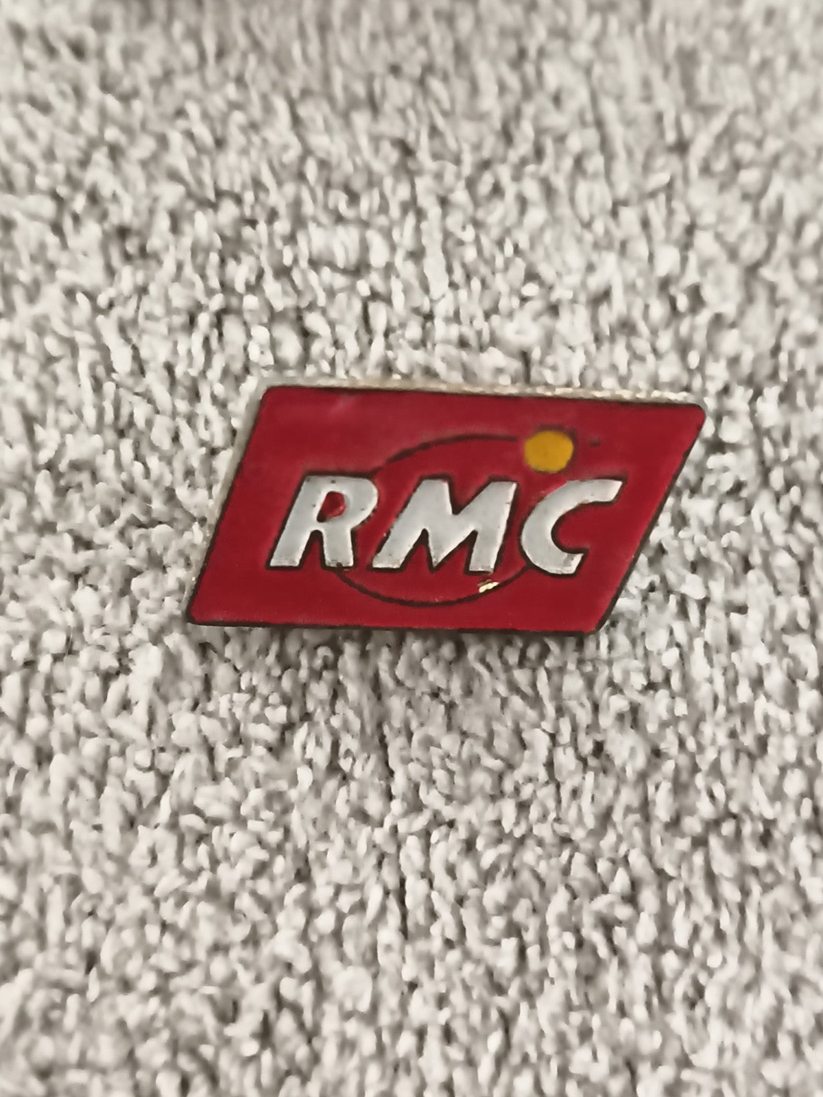 Pin's vintage RMC logo rouge radio badge ancien (Ref 3)