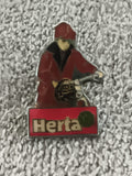 Pin's publicitaire Herta vintage, motard rouge, badge ancien rétro (Ref 9)