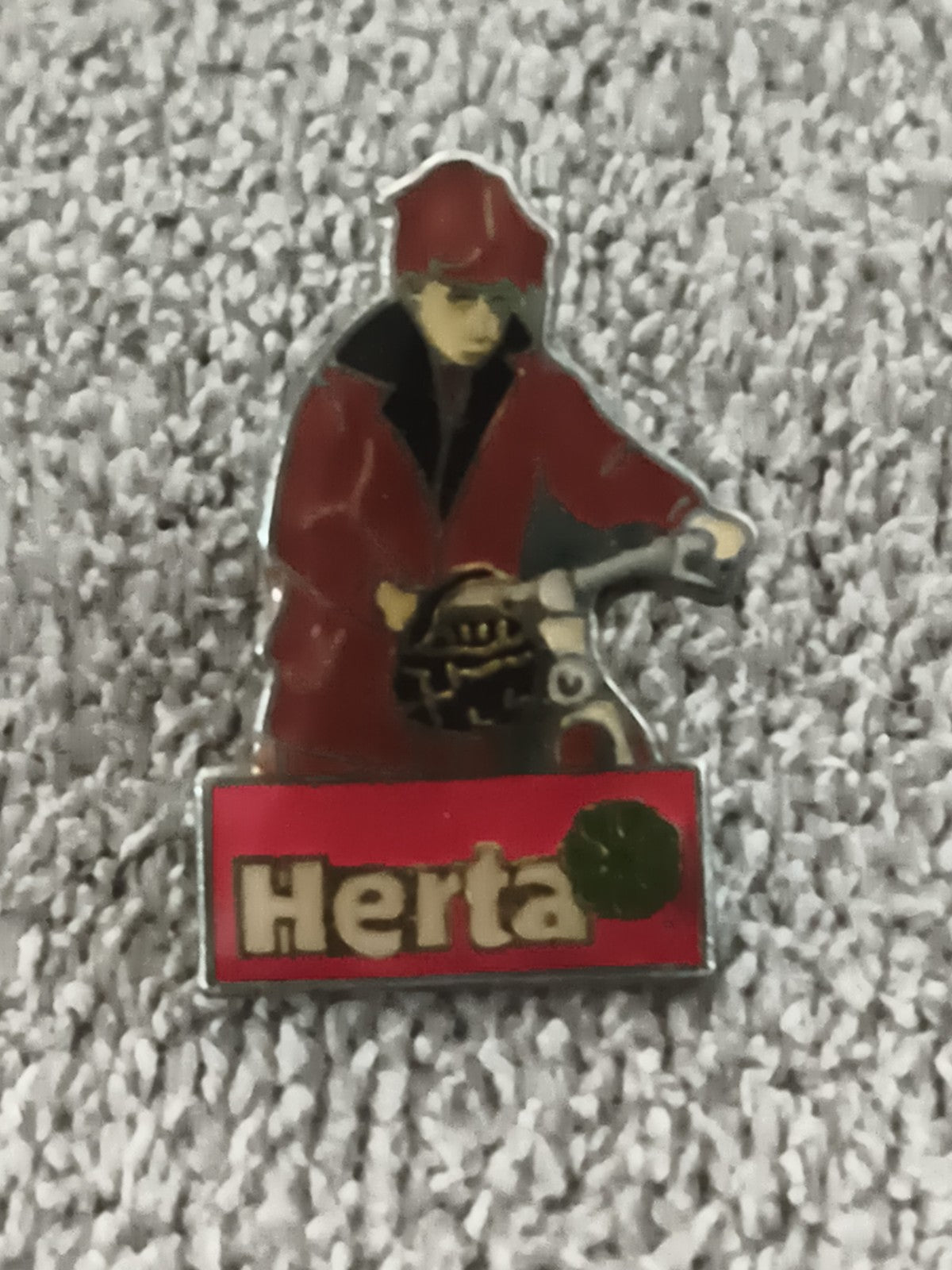Pin's publicitaire Herta vintage, motard rouge, badge ancien rétro (Ref 9)