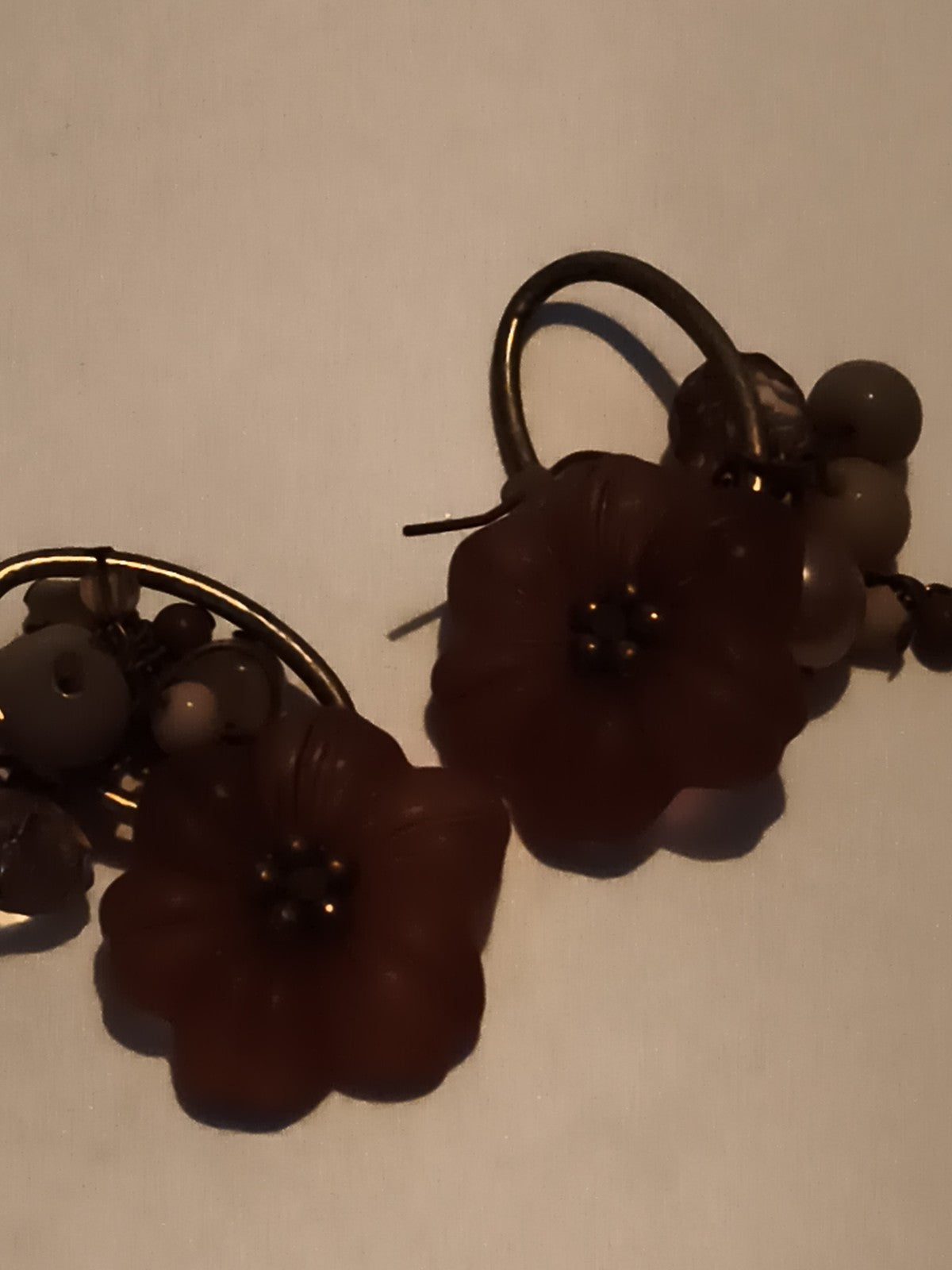 Paire boucles d'oreilles vintage fleurs prune, perles pendantes, style rétro