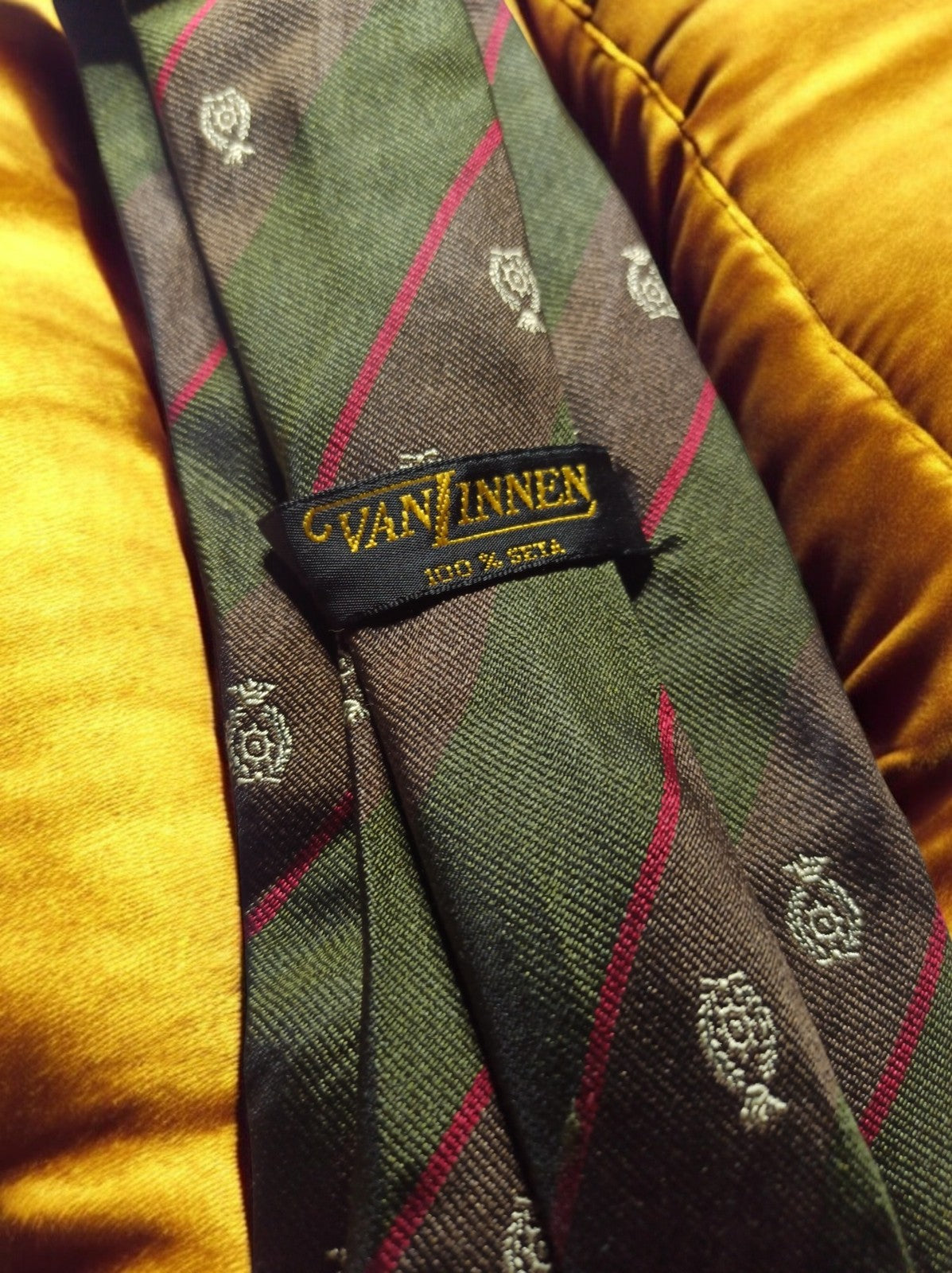 Cravate vintage en soie Van Linnen rayée motifs écussons vert et marron