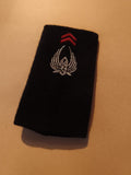 Ancienne épaulette militaire noire insigne brodé chevrons rouges vintage