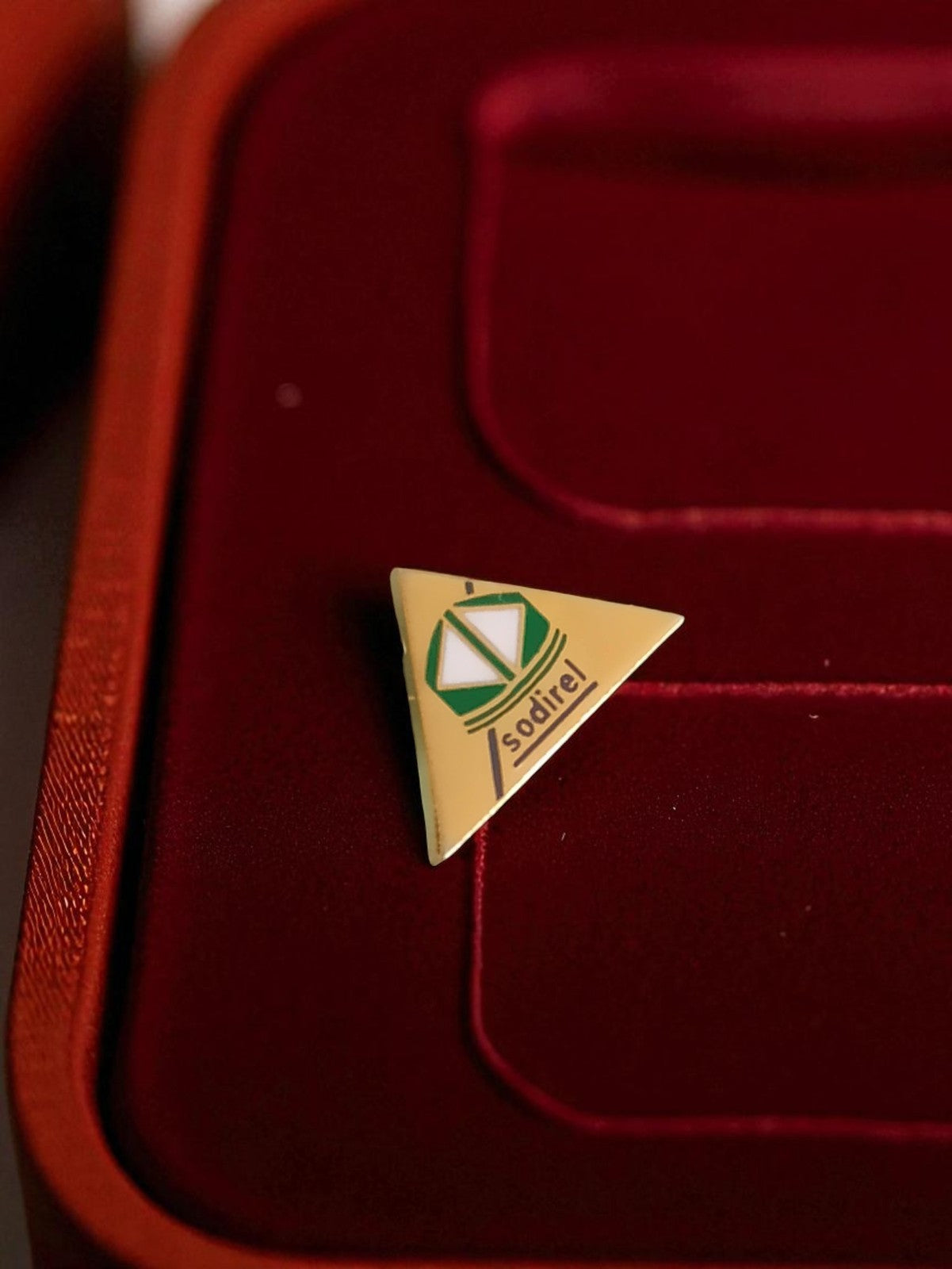 Pin's publicitaire vintage Sodirel triangle édition limitée jaune vert