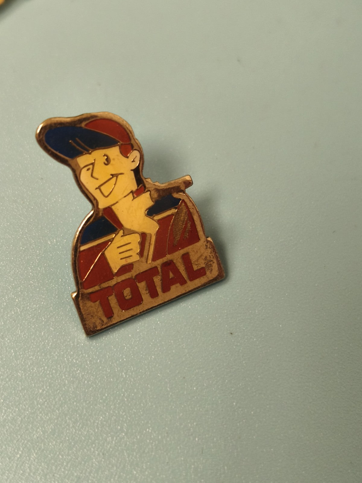 Vintage pin's publicitaire TOTAL ancien émaillé, personnage, collection (Ref 4)