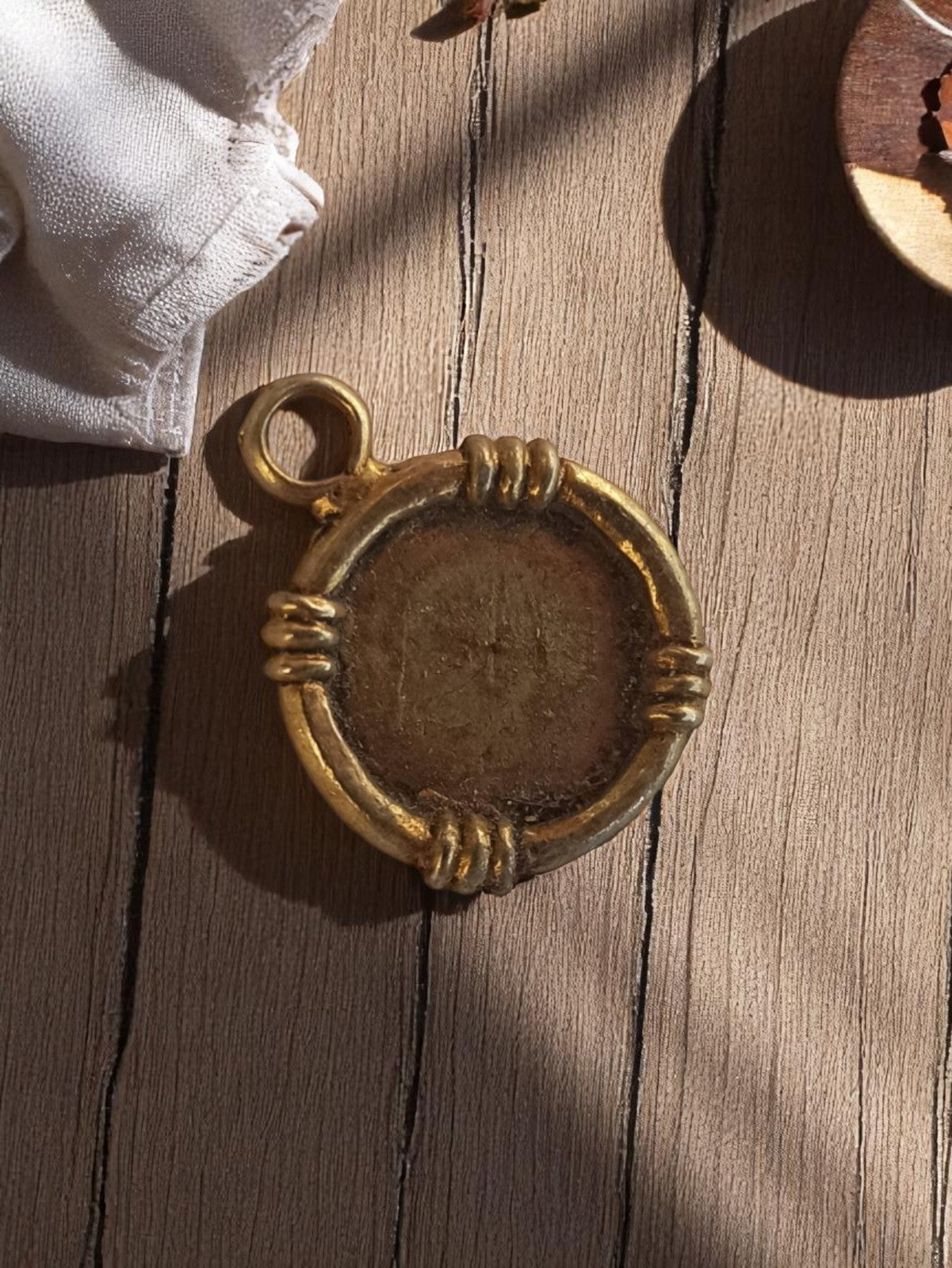 Pendentif rond vintage métal doré style années 50, bijou rétro deadstock