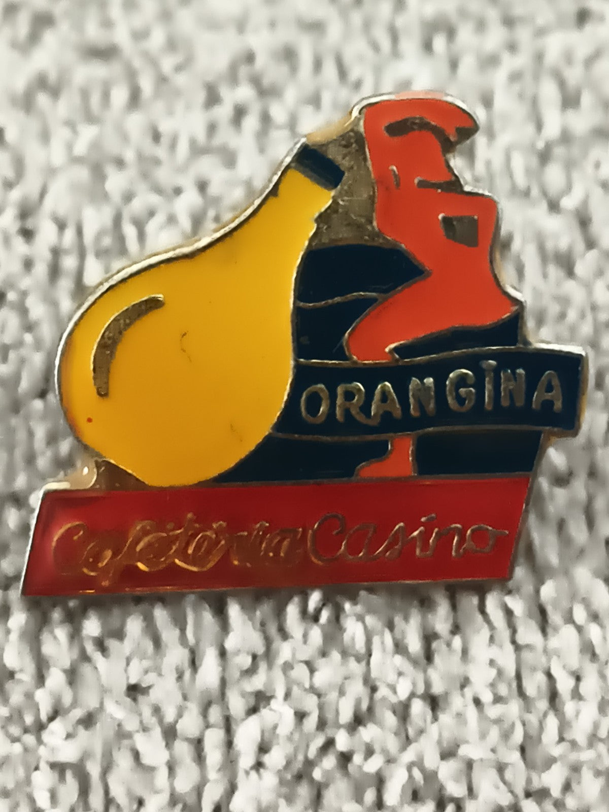 Pin's publicitaire Orangina Cafétéria Casino vintage années 90 badge émaillé (Re