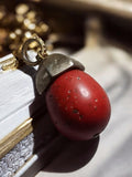 Pendentif vintage gland rouge résine et métal doré bijou ancien porte-bonheur