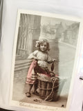 Carte postale ancienne fillette panier poissons colorisés CPA début XXe