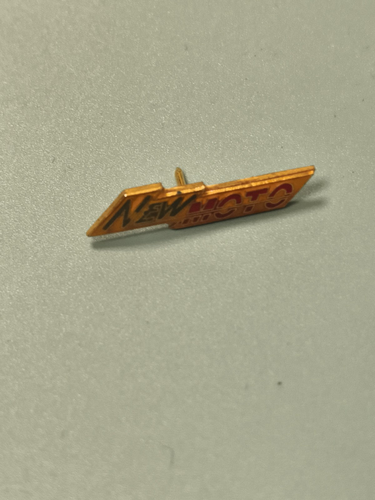Pin's vintage NEW MOTO orange flèche ? objet ancien collection moto (Ref 1)
