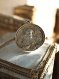 Médaille religieuse catholique vintage, pendentif rond relief Christ ancien