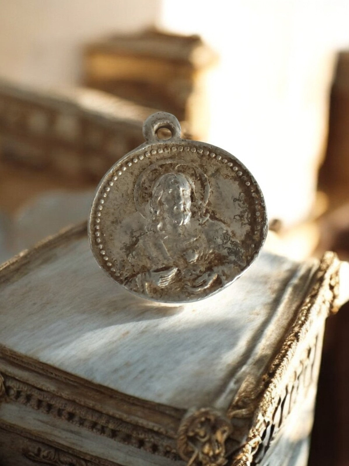 Médaille religieuse catholique vintage, pendentif rond relief Christ ancien