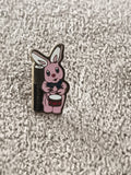 Pin's publicitaire vintage Duracell lapin rose batterie années 90 émaillé (Ref 8