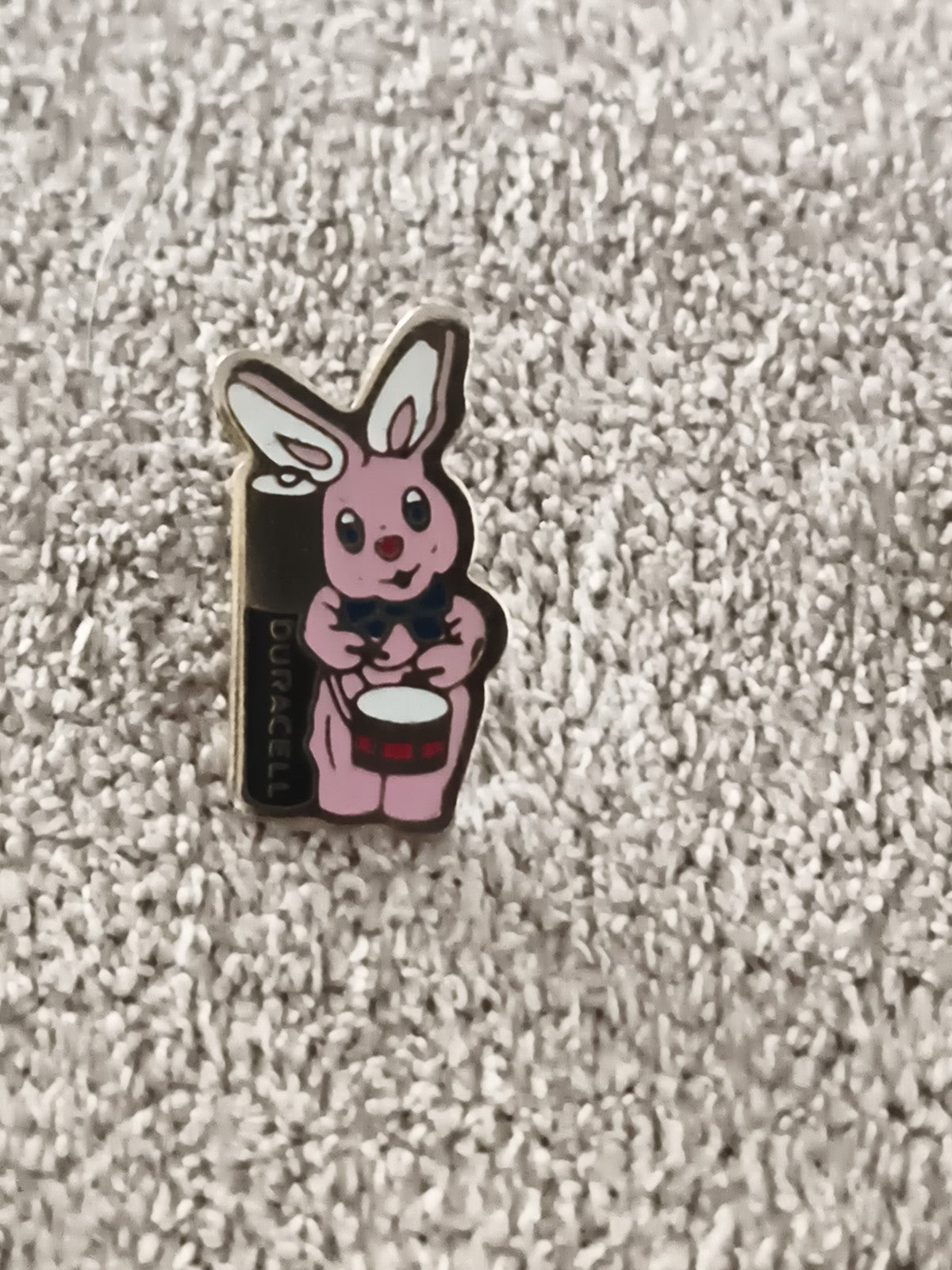 Pin's publicitaire vintage Duracell lapin rose batterie années 90 émaillé (Ref 8