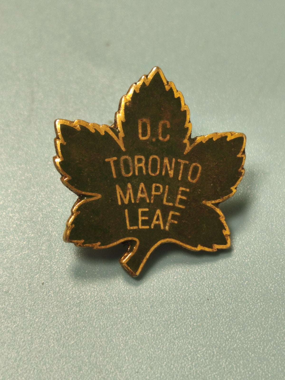 Vintage pin's feuille érable Toronto Maple Leaf D.C. collection hockey (Ref 3)