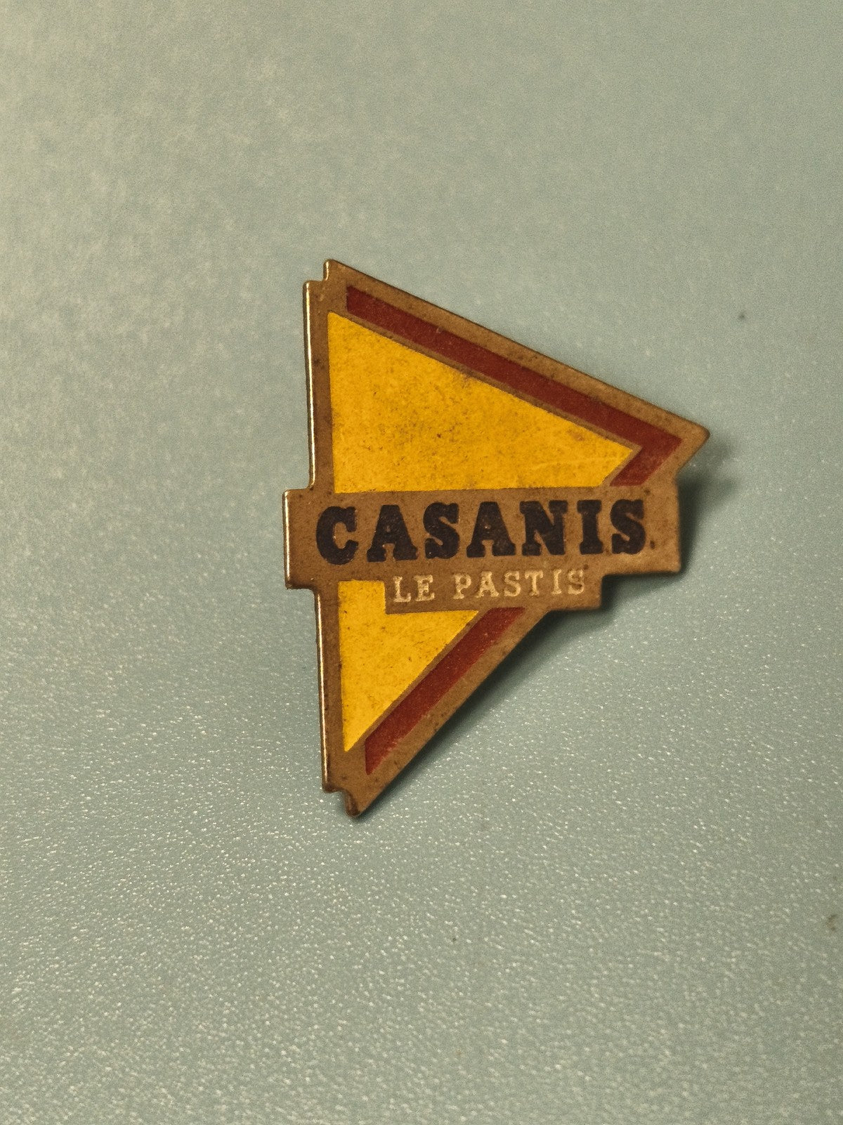 Vintage pin's Casanis Le Pastis triangle jaune rouge collection publicité ancien