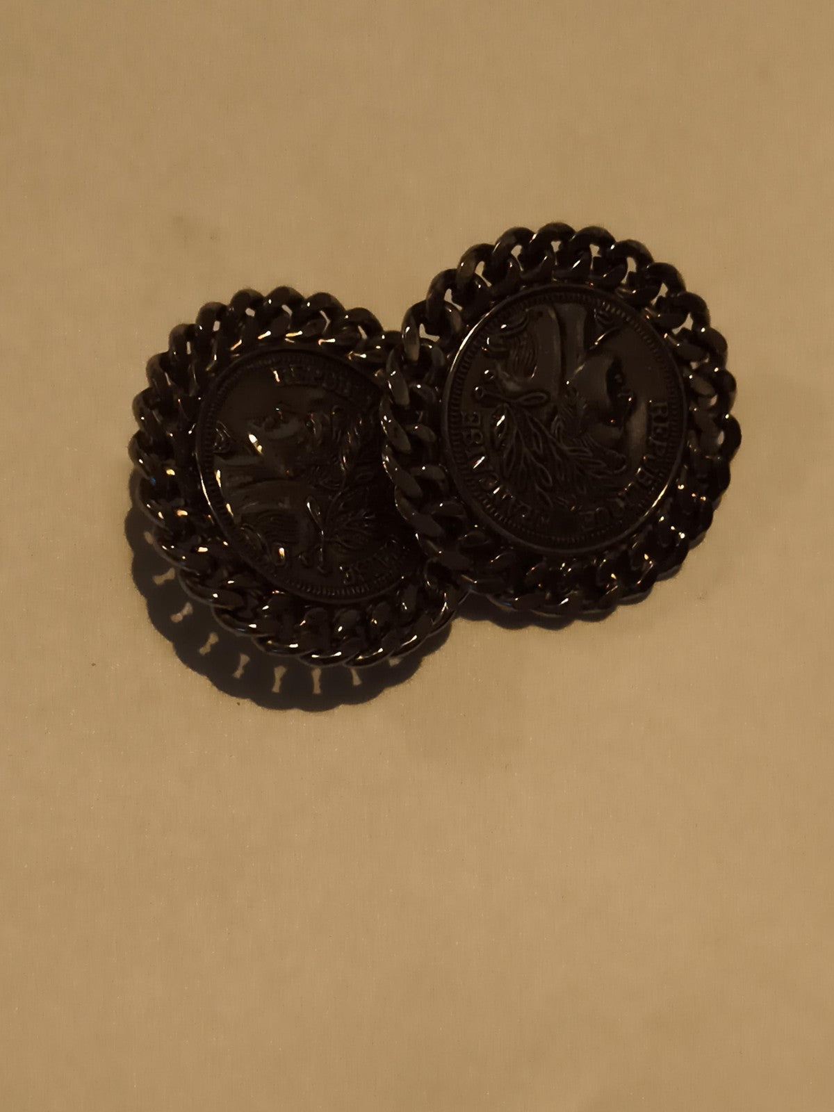 Paire boucles d’oreilles vintage médaillon noir style pièce République